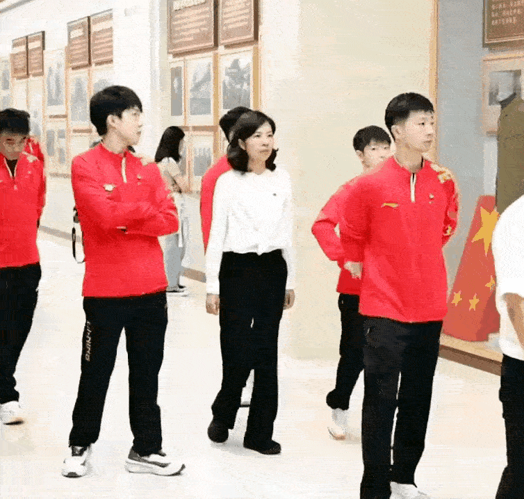 好朋友的各种同框
五米定律再现
大头走在男队最后，
莎莎走在女队最前
活动现场莎