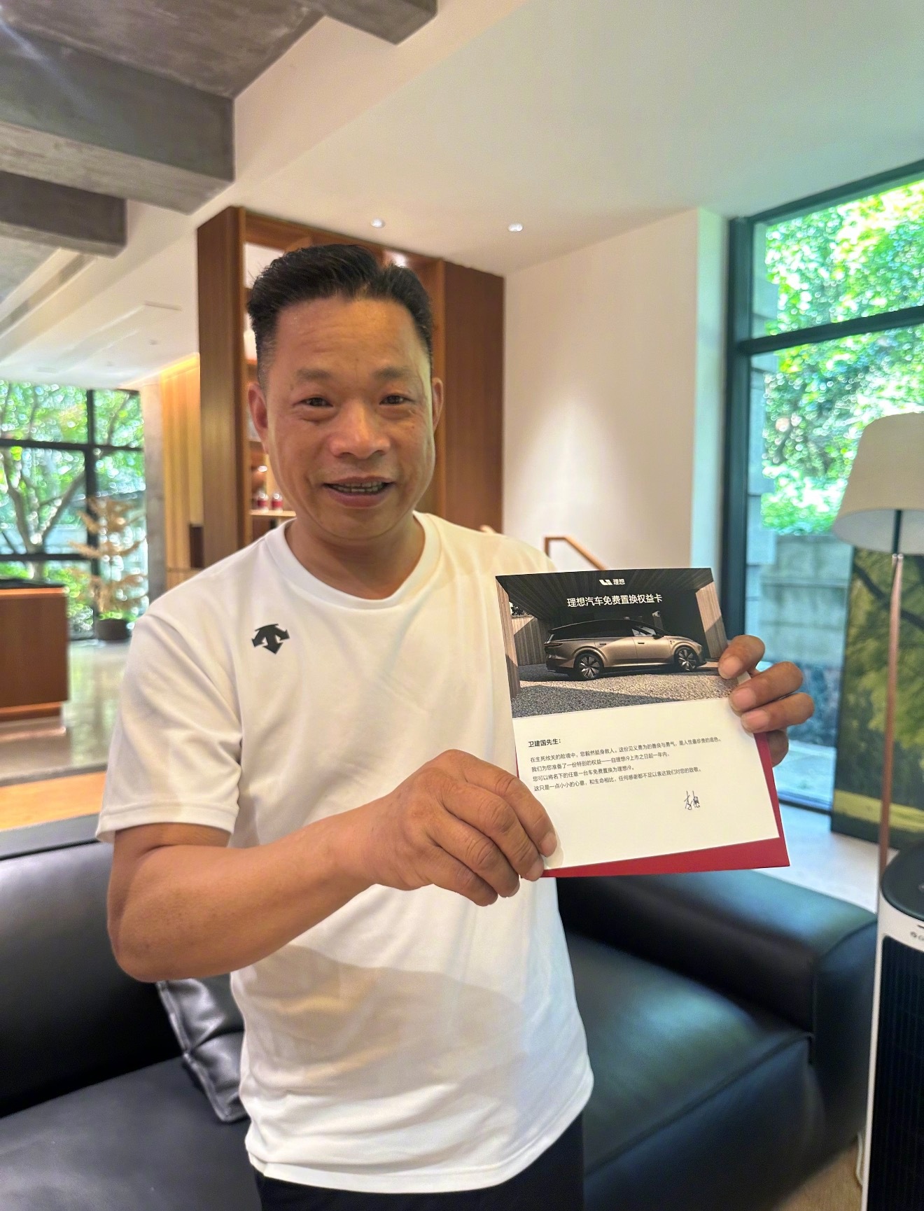 理想给上次见义勇为的车主送了一台新车，免费置换新的理想i9。 