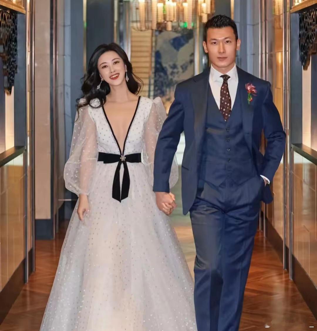 36岁的朱珠与圈外才俊王昀佳携手步入婚姻的殿堂，属实有点意外，要知道法拉利总裁还