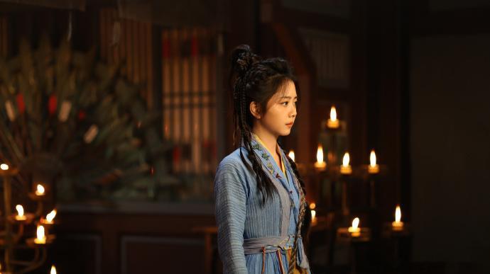 没人告诉我谭松韵网速这么快啊看侧拍谭松韵偷偷抹眼泪，瞬间懂了，这姐不仅网速快，共