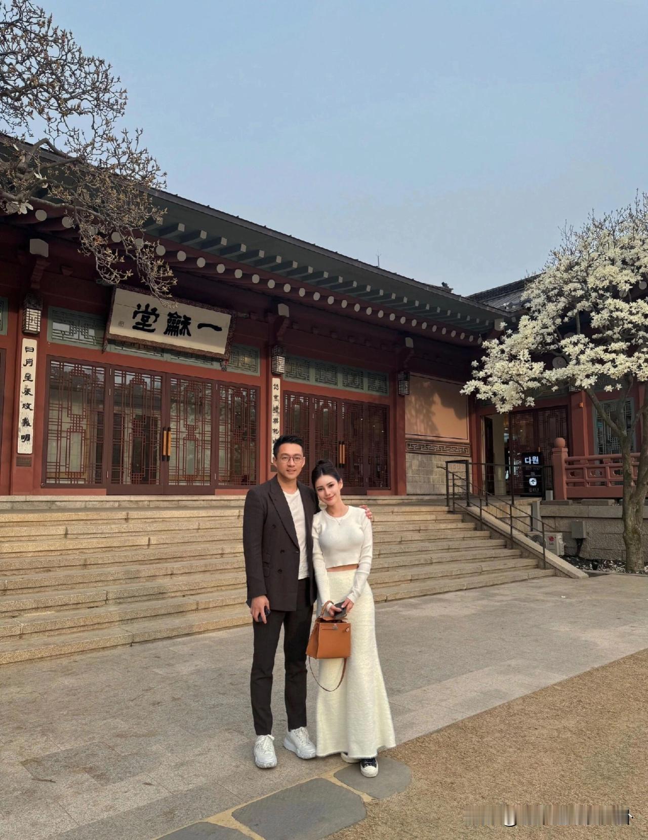 汪小菲和未婚妻马筱梅合照，两人对视的眼神很甜蜜，汪小菲的身材还是那么笔挺，但是面