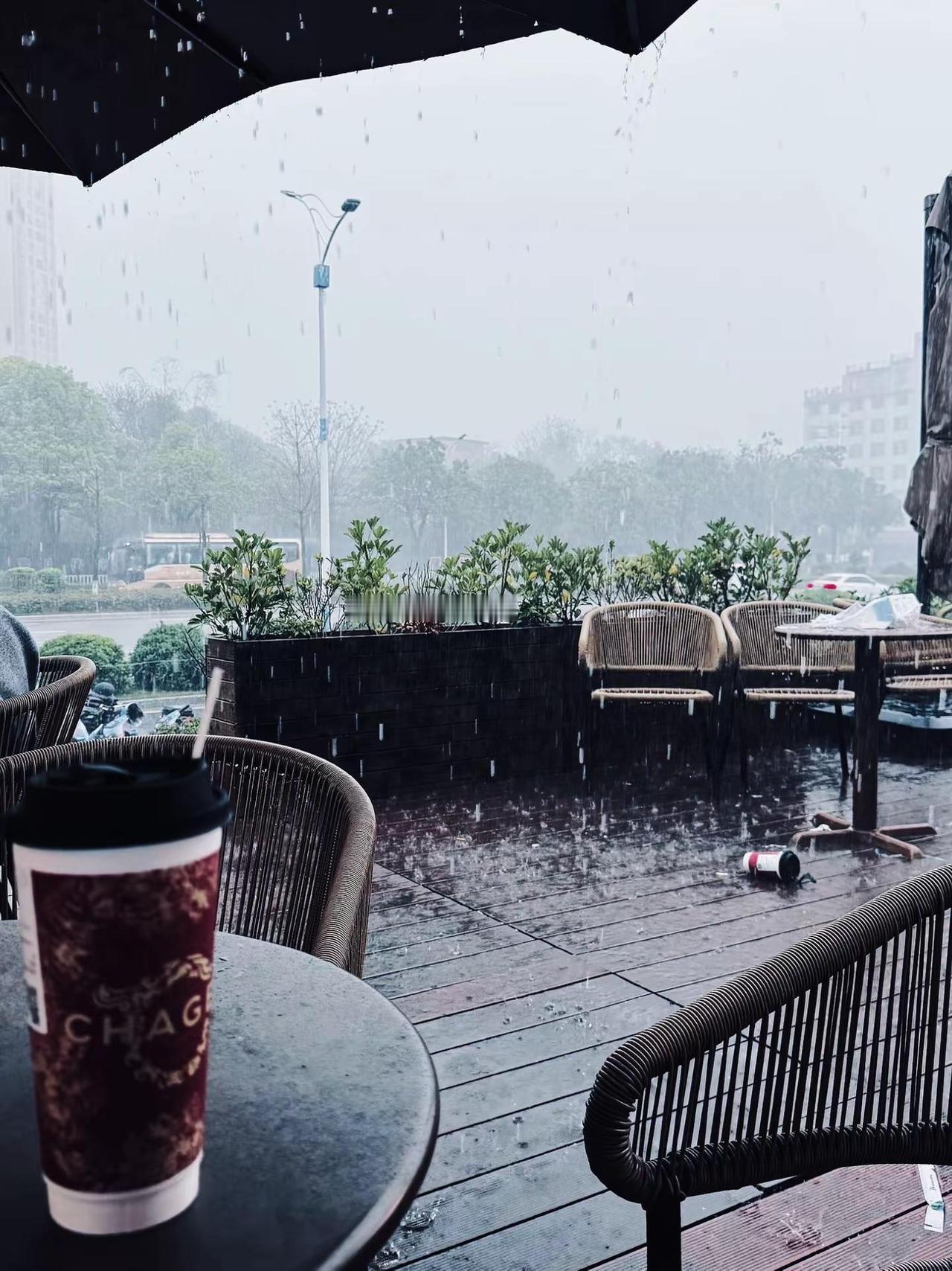 世间流水终会相逢 你途经的每一场雨 是否藏着一滴我的泪