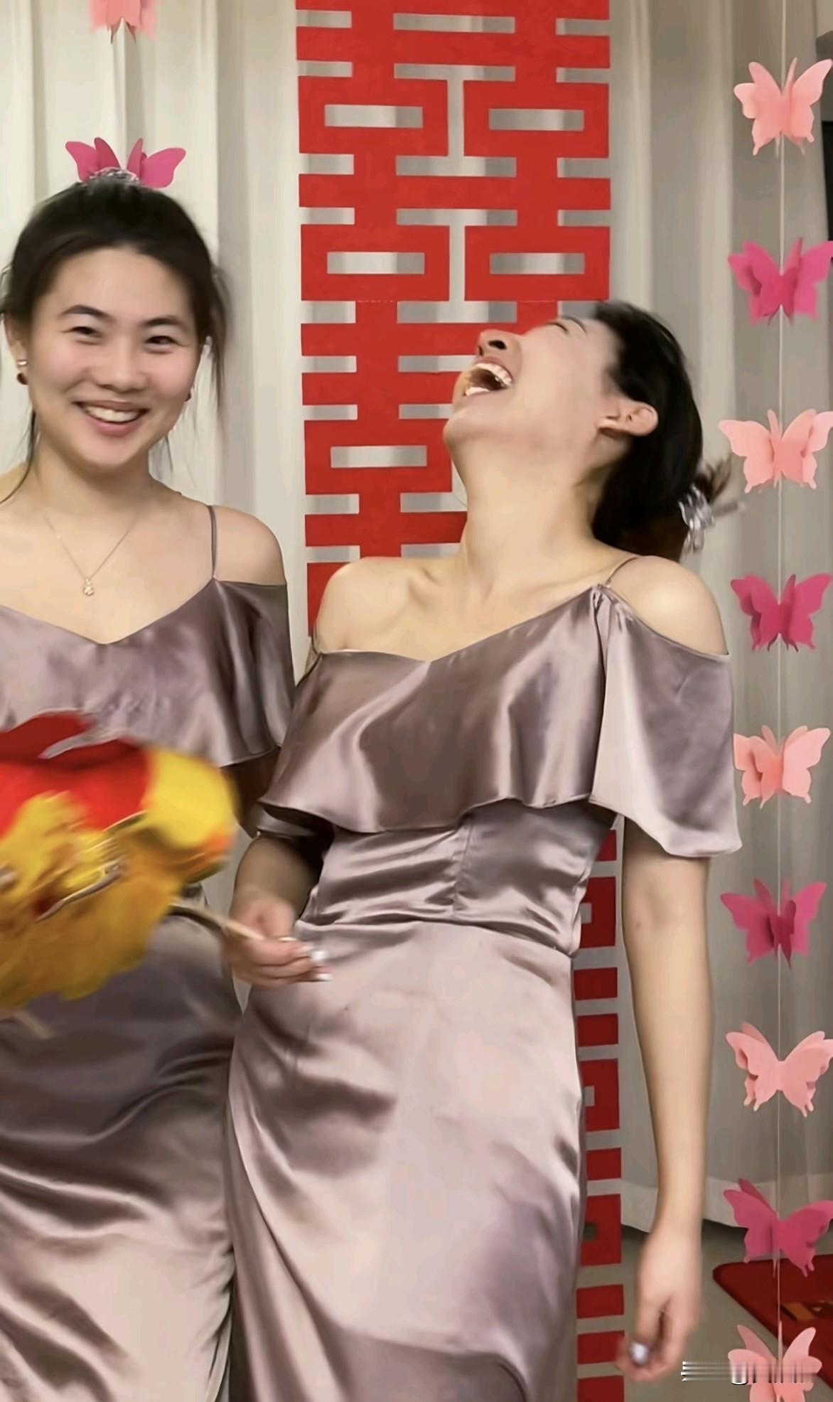 伴娘为什么笑得那么开心啊？[捂脸]