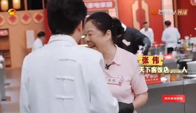 81岁奶奶的猫鱼蒸肉风靡内娱 这是奶奶？这分明是阿姨！一点都看不出来是81岁的年