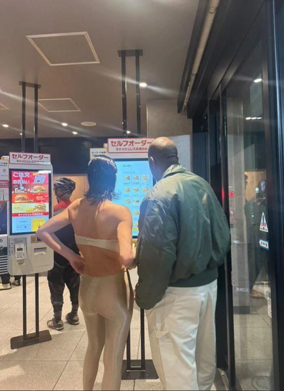 侃爷和比安卡在东京点麦当劳 ​​​