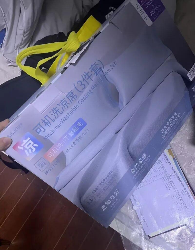 【山姆凉席被指甲醛超标导致婴儿起疹山姆同款凉席周销量超千件多人吐槽有异味】
近日