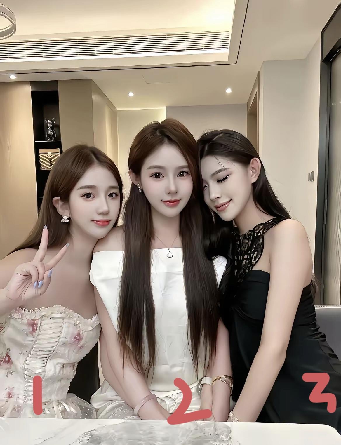 三位小秘书都想跟你去出差，作为董事长的你，会选择带几号一同前往？