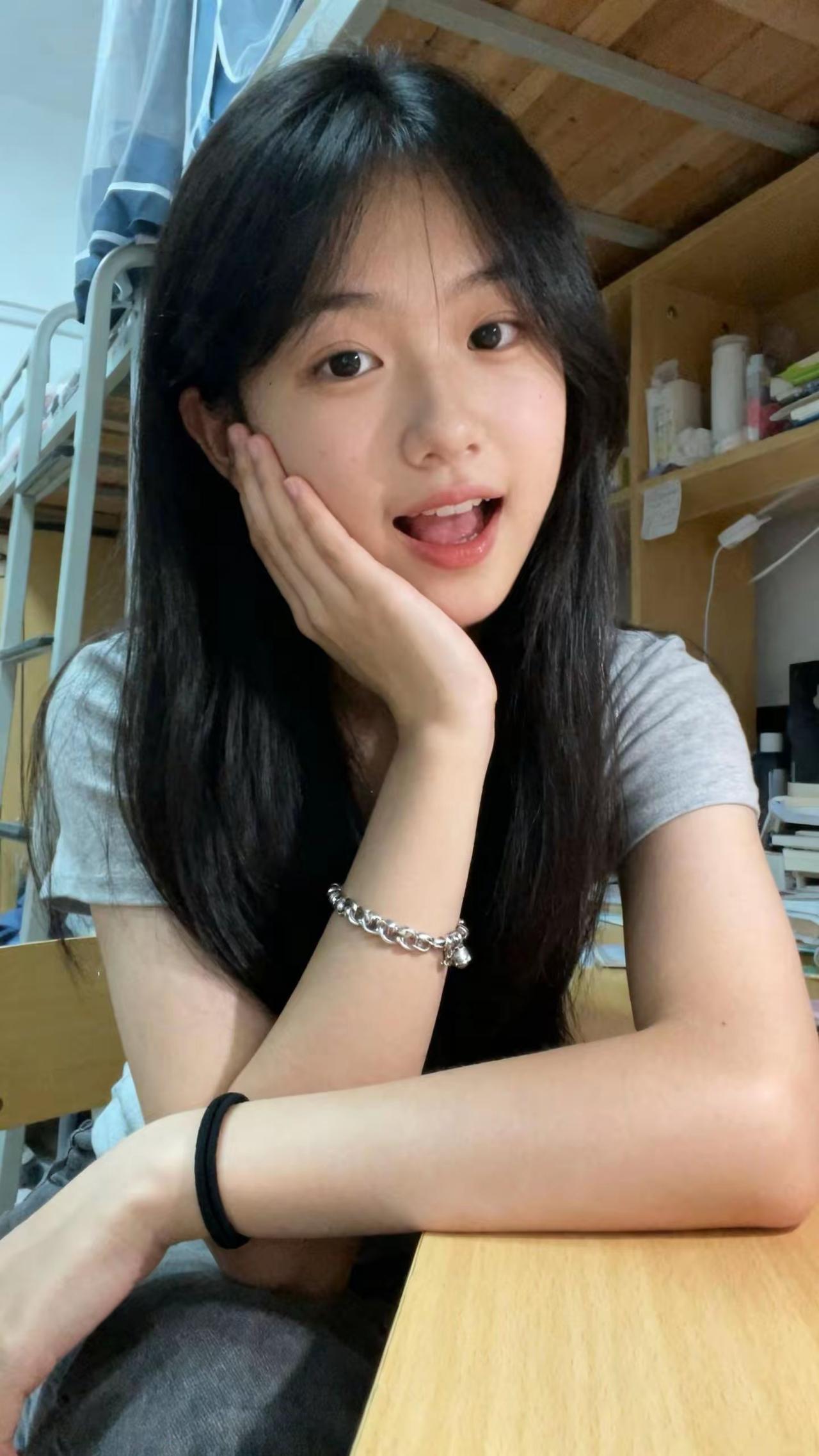 可爱少女在桌前，微笑面对每一天