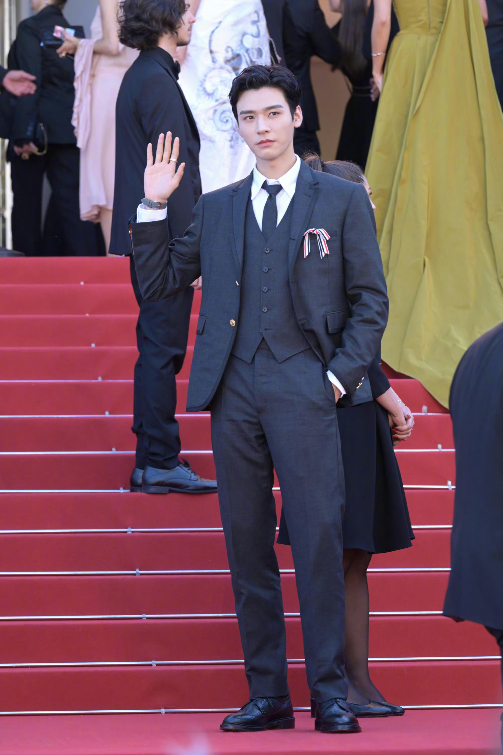 在龚俊戛纳红毯生图中遨游🤲身姿笔挺真的好贵气，怎么生图也介么帅啊！ ​​​