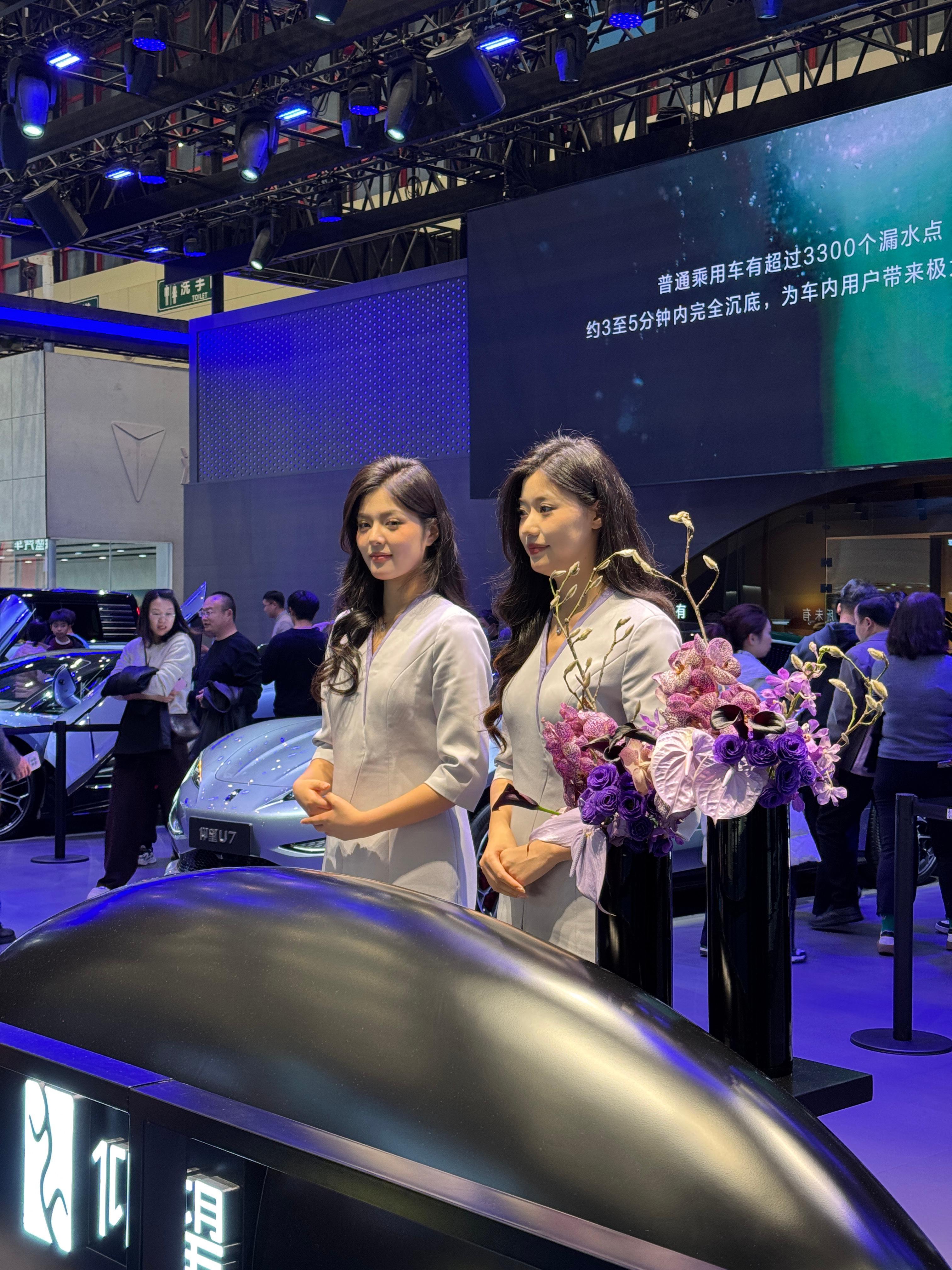 今天逛郑州车展，遇到了这辈子见到的最漂亮的迎宾小姐姐，她两人的容颜宛若春日桃花，