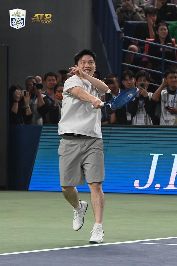 谁记得穿着白色衣服，打网球出汗，看到胸肌，肩膀好有安全感！
看着第一张照片就开心