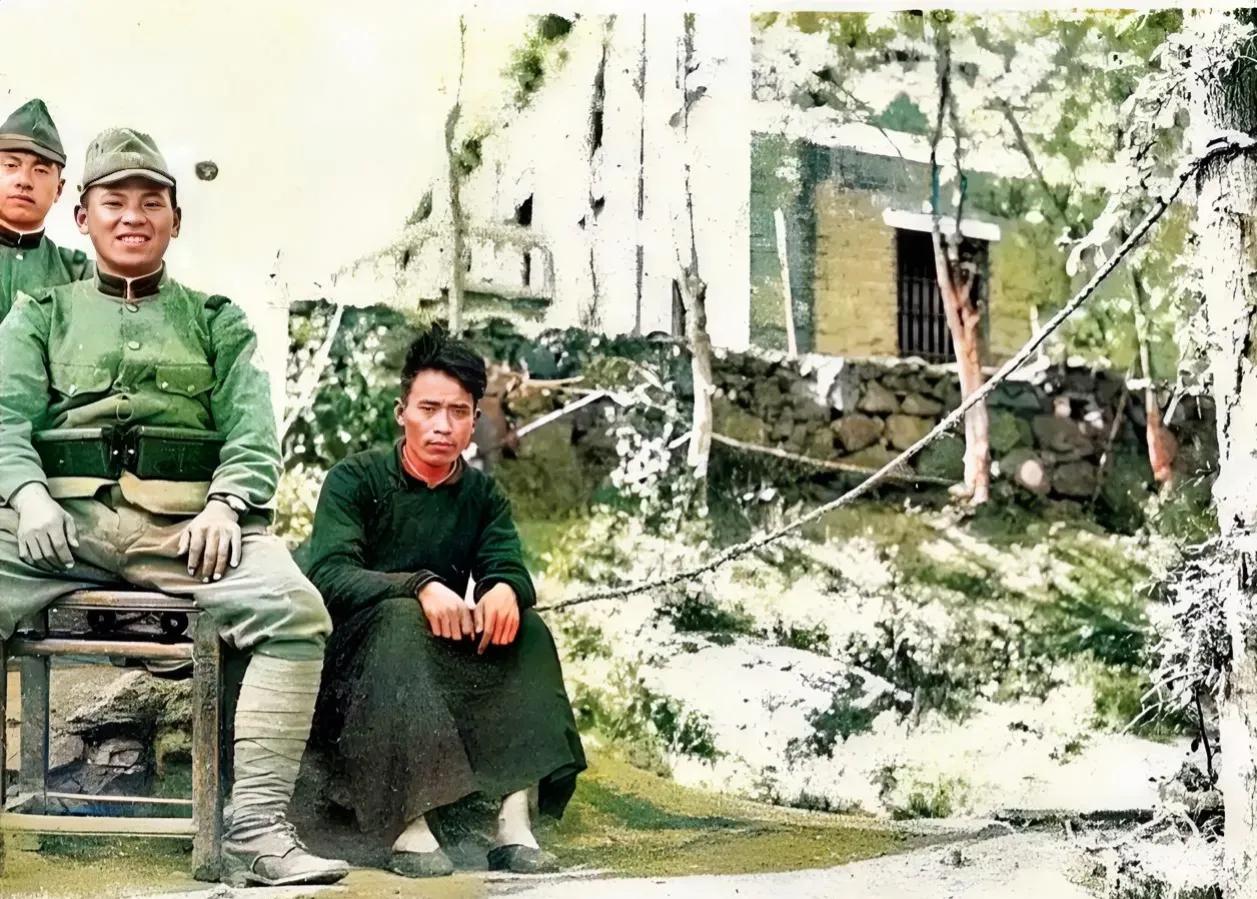 1939年，沦陷区的一处阴暗角落，两名得意洋洋的日军士兵，正在戏弄着一名被捆绑的