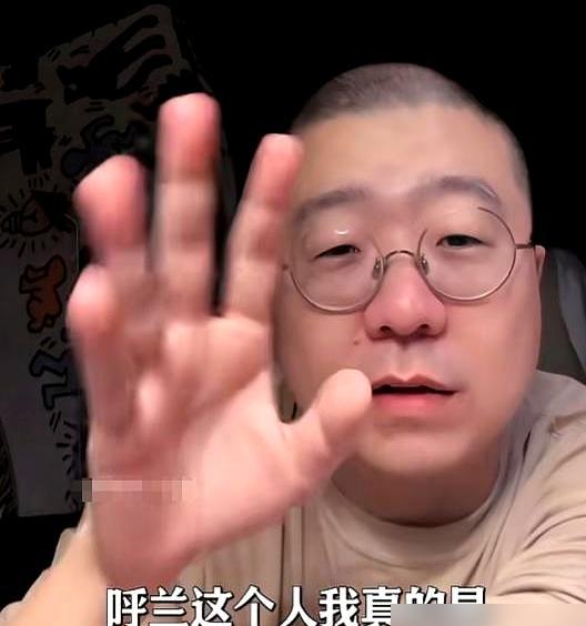 呼兰提着酒敲开李诞家的门，三秒就被轰了出来。
李诞堵在门口，指着他手里的袋子直