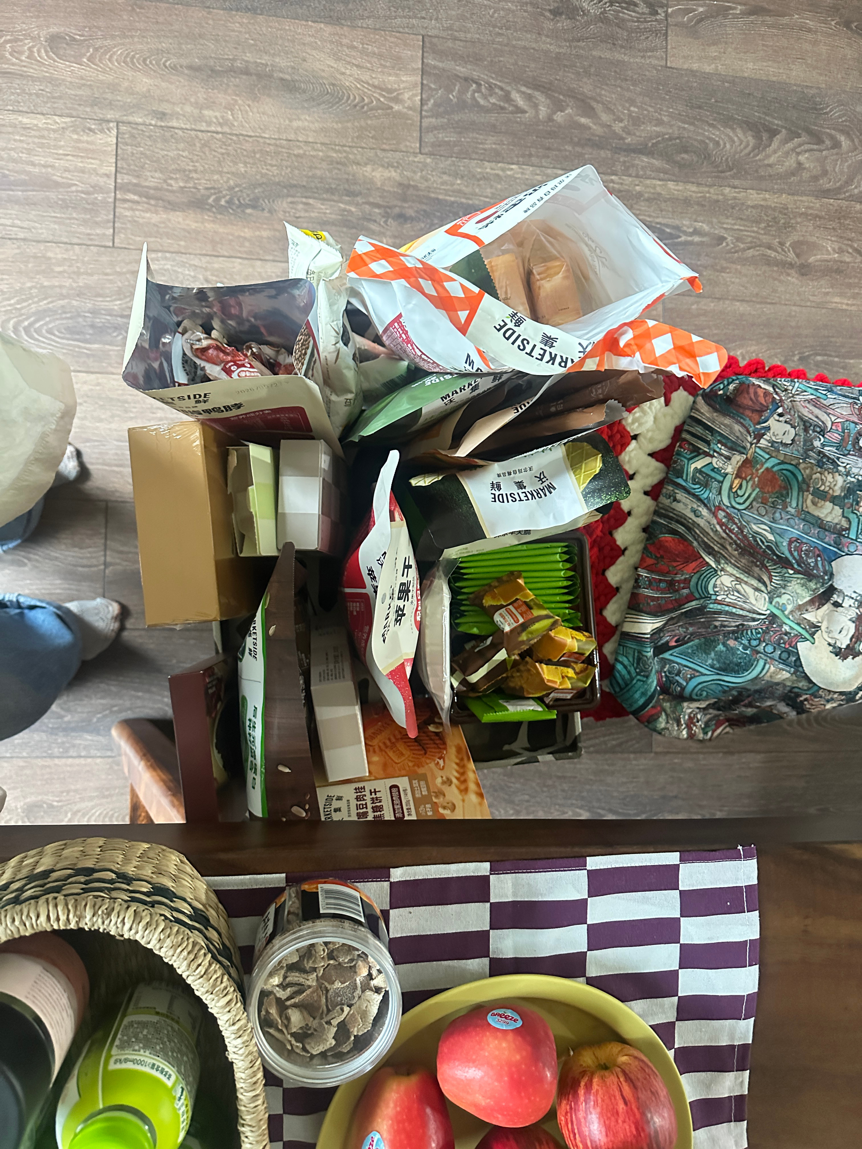 爸妈一来，我就是最幸福的小孩，这零食，是我一年的量～我说，吃不完，给我带回浙江吧
