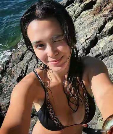 钟丽缇大女儿晒比基尼照钟丽缇大女儿泳装照不论是头戴帅气黑色牛仔帽侧身微笑，或在岩
