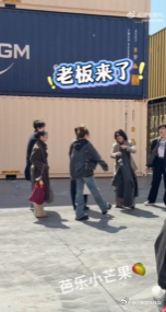 尚雯婕一把就把颜安扇走了 尚雯婕这大衣一挥可太有创意了，颜安那“极限闪避”的身子