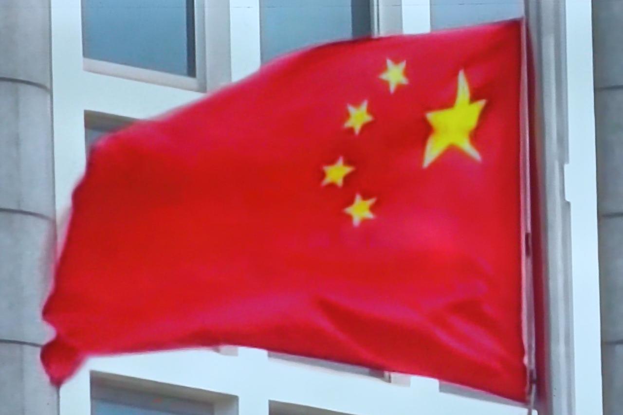 平均海拔四千米高的青藏高原的地势呈南低北高的地理态势，而印度北部则处于青藏高原的