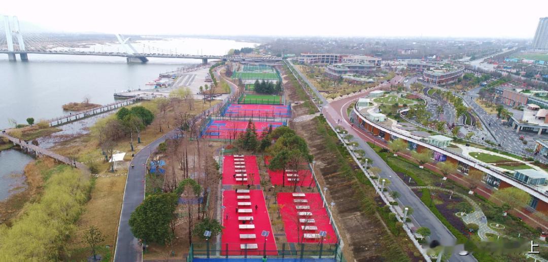 金秋时节，汉中滨江体育公园里成群结对的市民或漫步于公园步道，或随着音乐起舞，或借