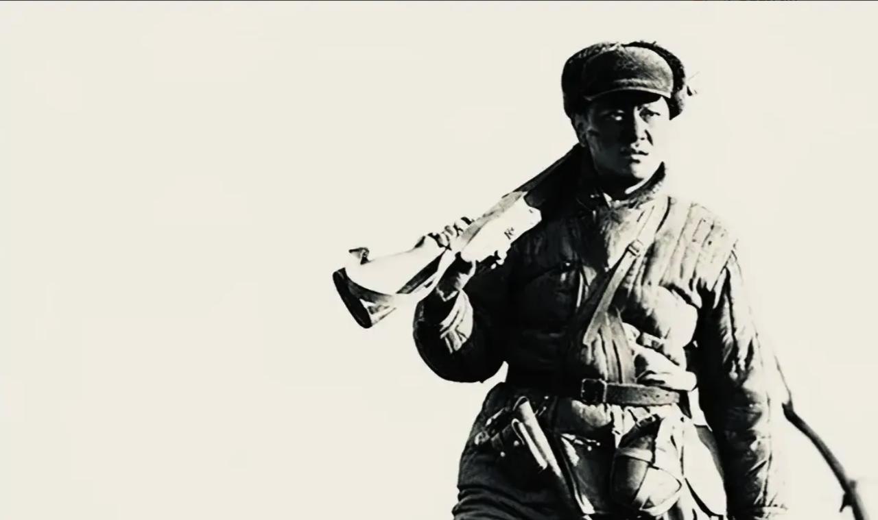 1951年，为了救被困的连长，志愿军小战士孤身去营救，却不幸被俘。谁知，17岁的