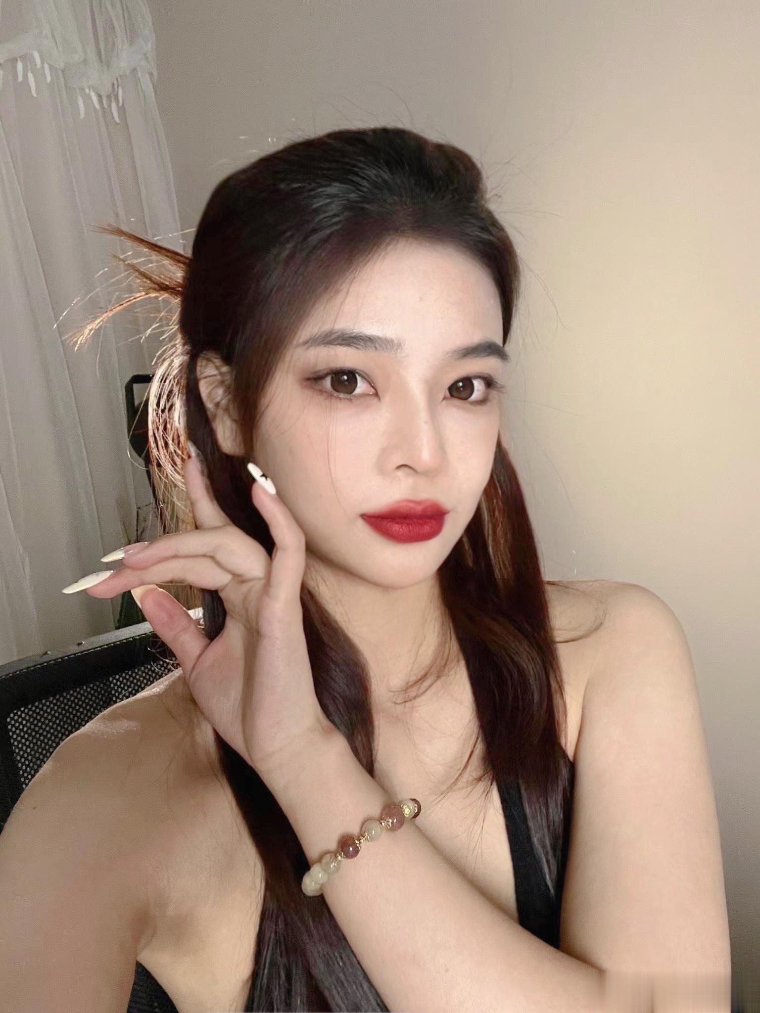 好爱新中式中式真的好优雅整个妆面就着重画了眉毛跟口红💄本来想盘起来头发的但是突