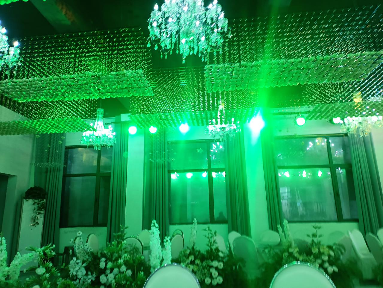 太实惠啦。
  今天上午参加了一个文友孩子的婚宴，是在一家乡村菜馆举办的。
  