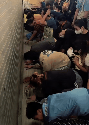 你以为这些韩国人是在这里虔诚地做礼拜？
错了！其实人家是去超市里边抢鸡蛋！