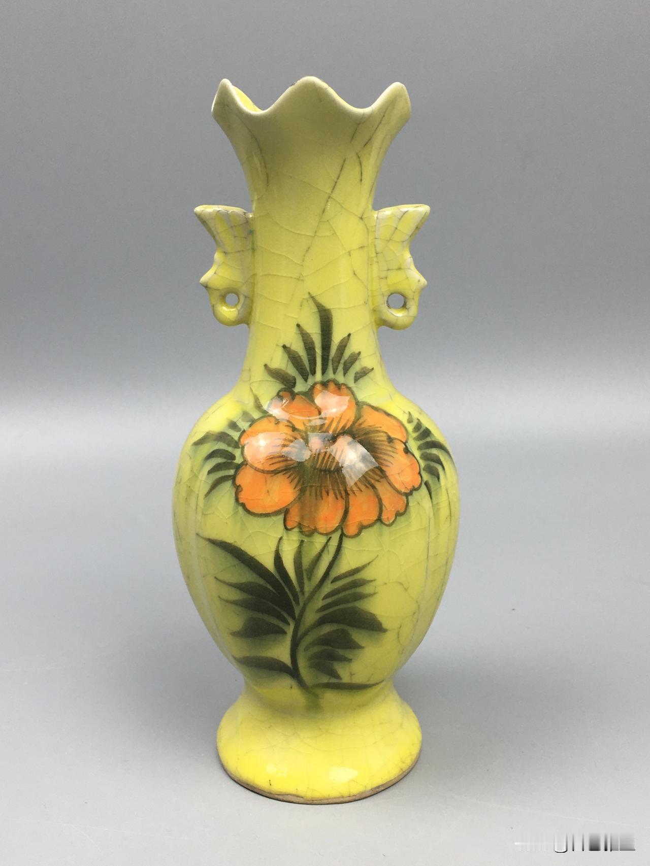 《柴窑名窑图鉴》第九辑：黄釉开片花口双耳瓶！
 
本期鉴赏一件带“柴”字凸款的黄