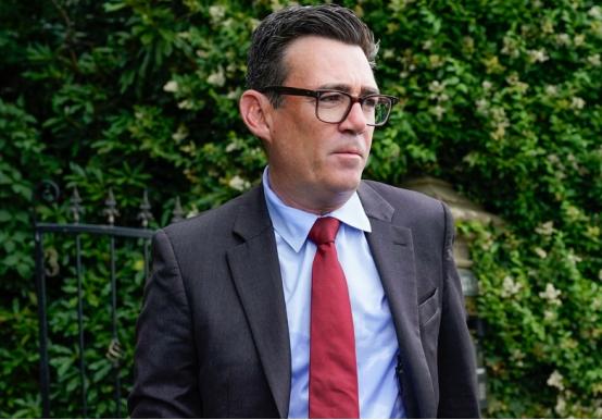 斯塔默下伯纳姆上，纵然他天资卓越，也救不了英国

英国首相斯塔默辞职后，下一任首