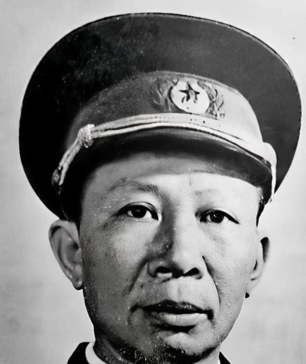 1942年，八路军周彪率机关队伍转移途中，察觉秘书故意走在外侧，还偷偷撒高粱粒。