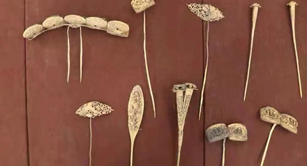 江苏句容，一男子花1000元买了个探测仪，学着短视频到野外探宝，村边有个水库，已