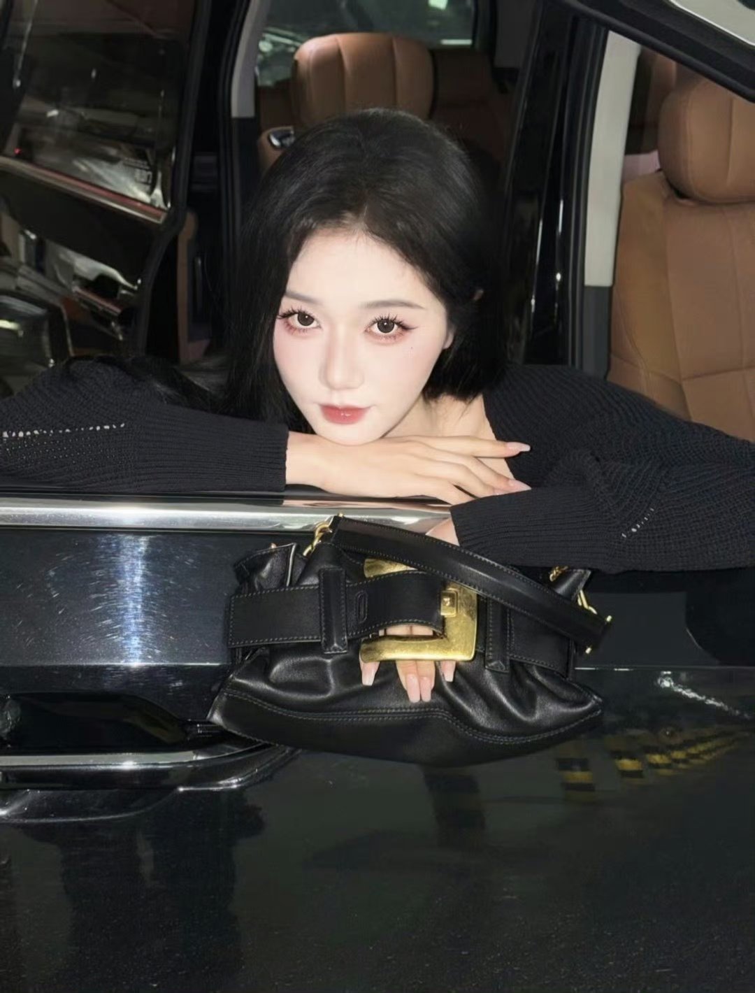 岳雨婷出发巴黎时装周岳雨婷首个去巴黎时装周的短剧演员  岳雨婷巴黎时装周首秀，从