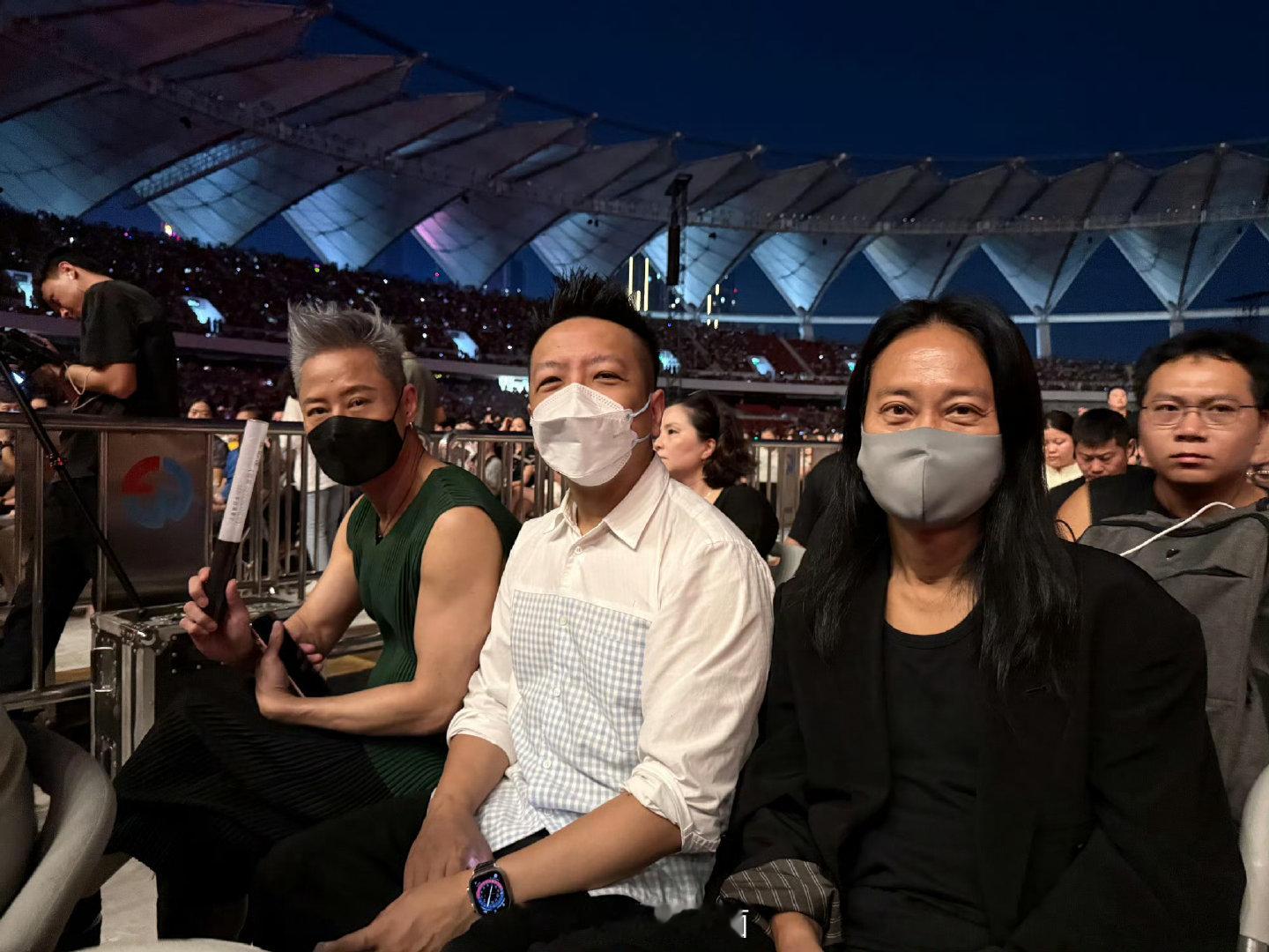 草蜢刘惜君都来看林忆莲了 哇哦！林忆莲佛山开唱，草蜢和刘惜君都来啦。林忆莲的唱功