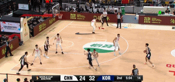中国男篮vs韩国男篮太紧了，高诗岩这个反击空篮居然被篮脖子盖了，中场休息时郭士强