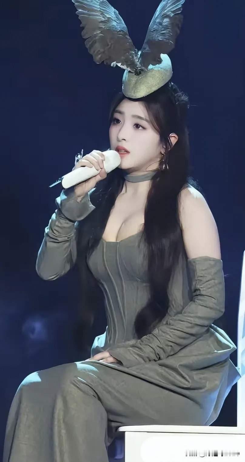 奇了怪了
同样是超女，同样实力派，同样清纯yu女，同样是转型。

为什么张含韵收