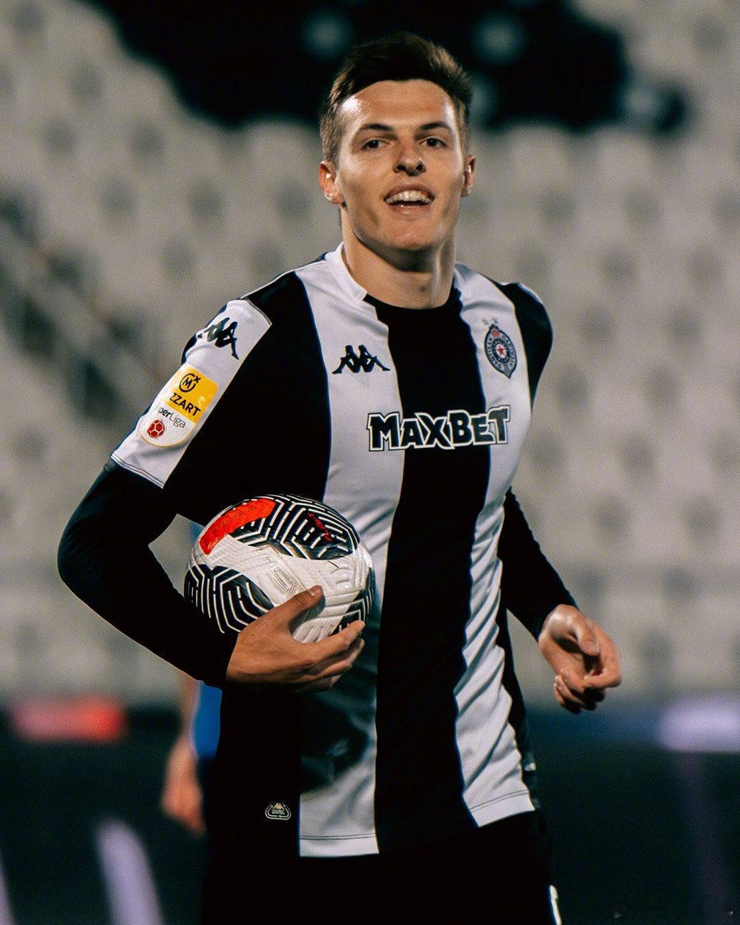 【黑山新星】《米兰体育报》：米兰非常接近签下18岁的贝尔格莱德游击前锋安德烈-科