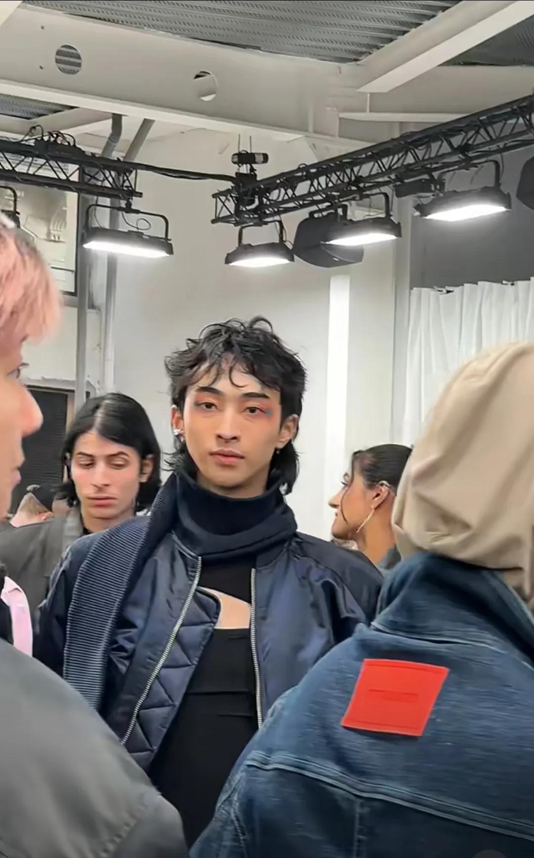 巴黎时装周看到了伊能静的大儿子恩利！长得真的挺帅的，很适合混娱乐圈，不过他是纽约