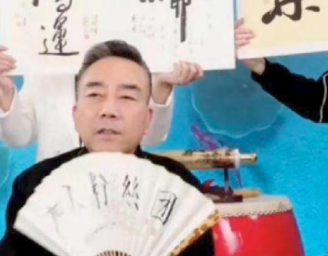 杨仪在直播间里卖父亲的字，一个字价值500元。结果到最后一个也没卖出去，只能尴尬