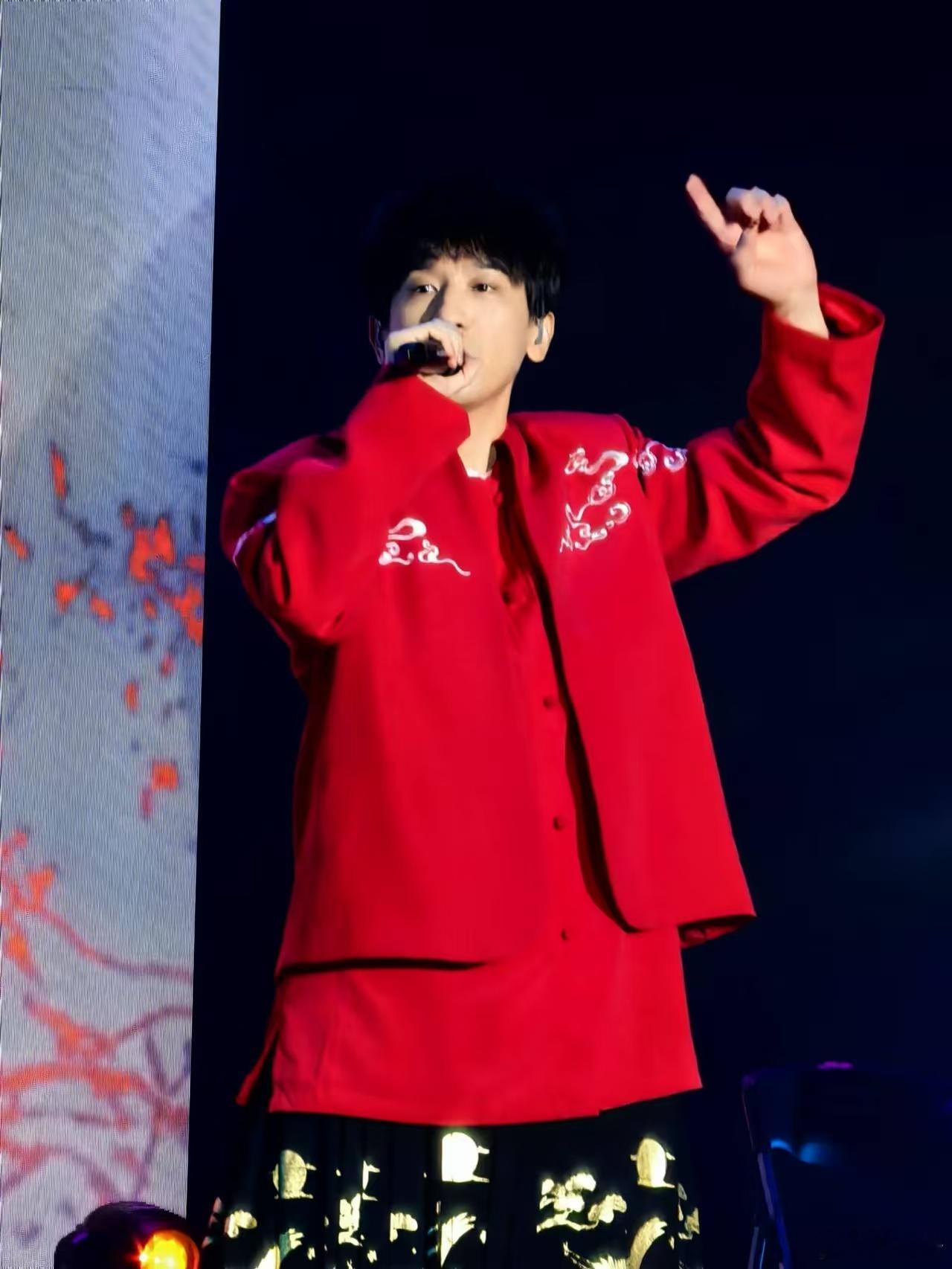 后弦这嗓子竟然不是当年三巨头国粤无双真的狠狠被后弦的嗓音震撼到，时隔这么多年，声