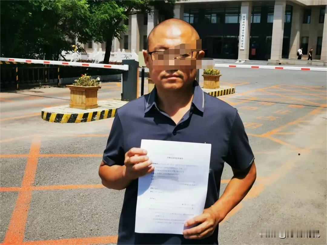 吉林四平，数十名不明身份的陌生男子拿着棍棒，开着2辆推土机，于凌晨来到男子家强拆