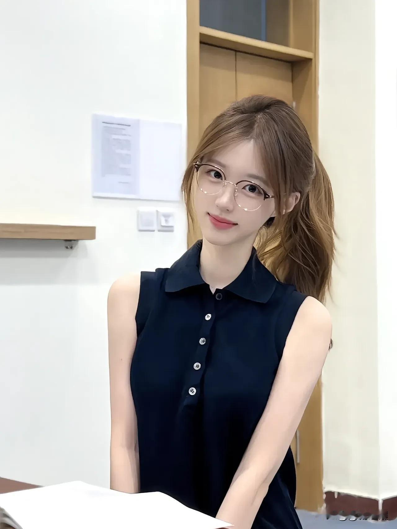 长相甜美可爱的女孩，圆圆的脸蛋，灵动的大眼睛，一笑起来就像春天里盛开的花朵，让人