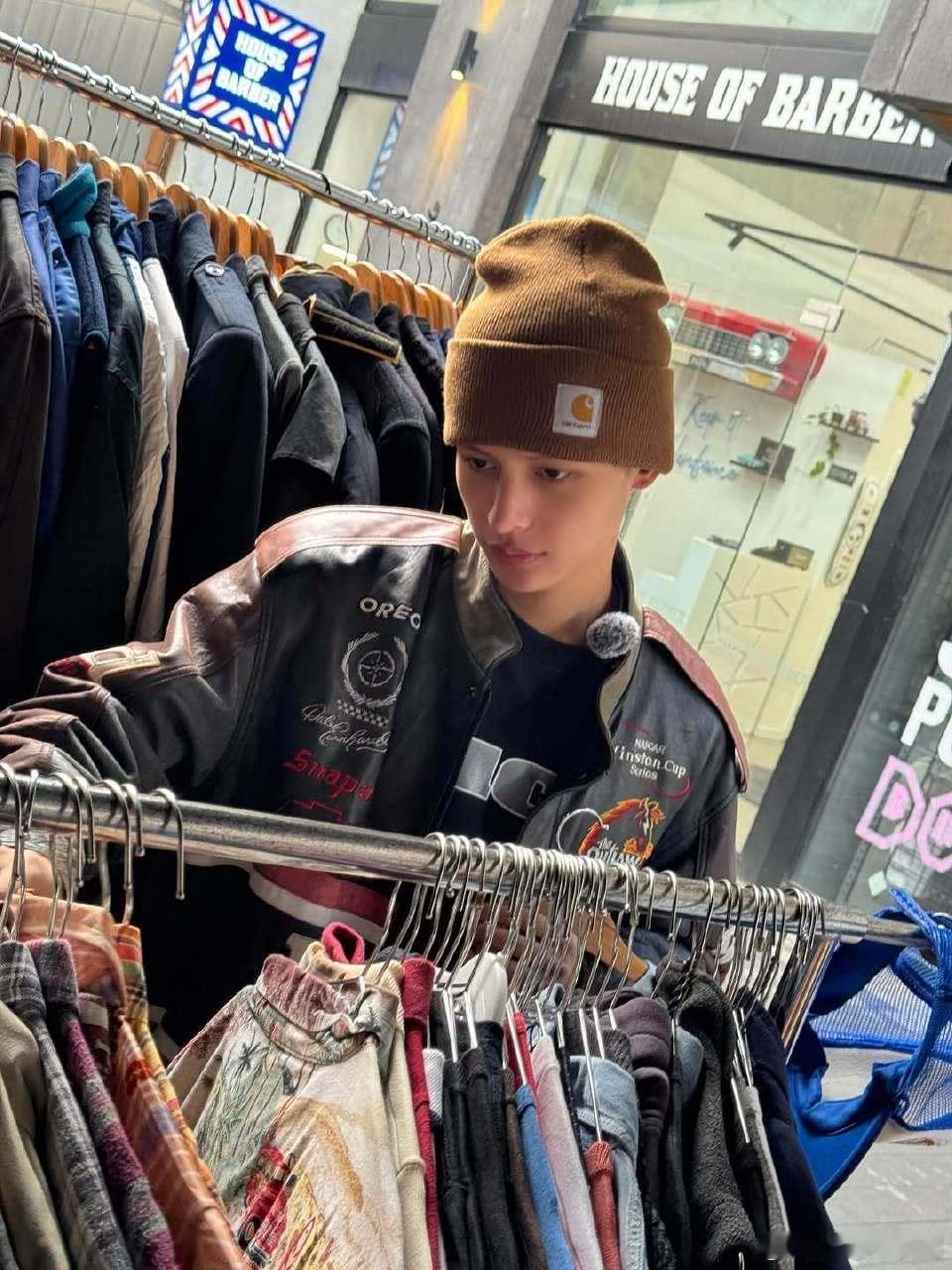 赵雨凡JAMES  🦅赵雨凡名品骨像  认真挑衣服的詹詹！帅得很🦅🦅❤️❤