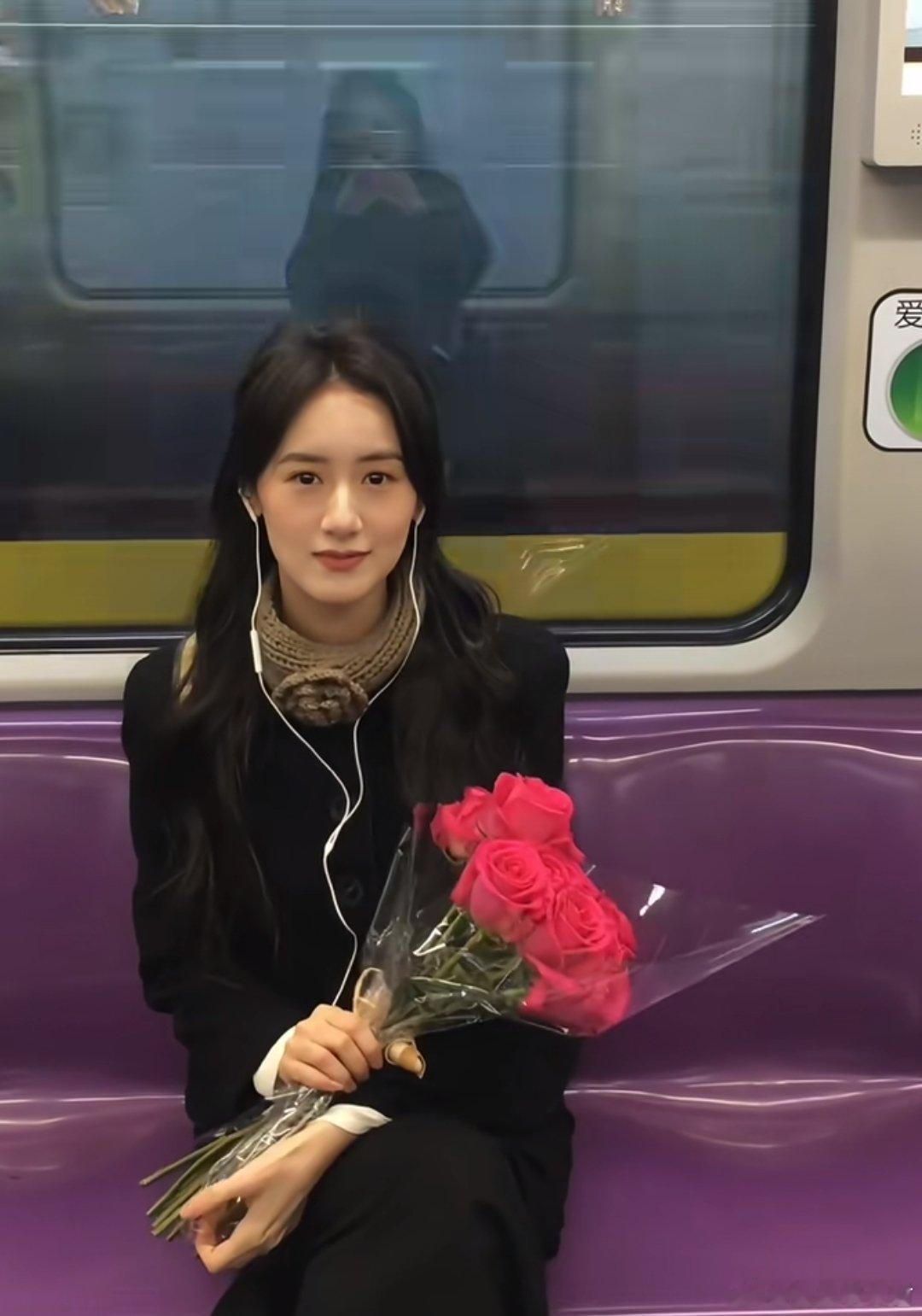 在地铁手持花束的袁冰妍～ 