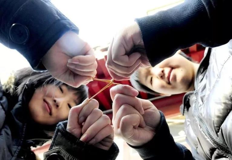 近日，北京举办了第二届“老北京拔根儿大赛”，现场有非常多好玩的游戏，翻花绳，北京