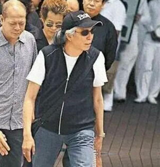1970年代的港警正在街头盘查“古惑仔”，总感觉他们身穿警服跟英式步操更契合！