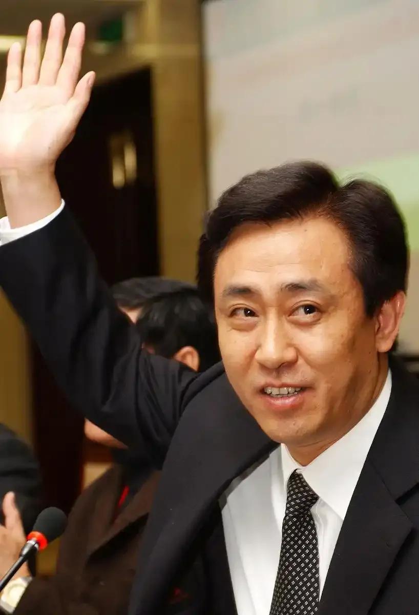 他们不是锄大地的牌友吗？欠债还钱，天经地义！刘銮雄他们给许家印解决了不少麻烦，许
