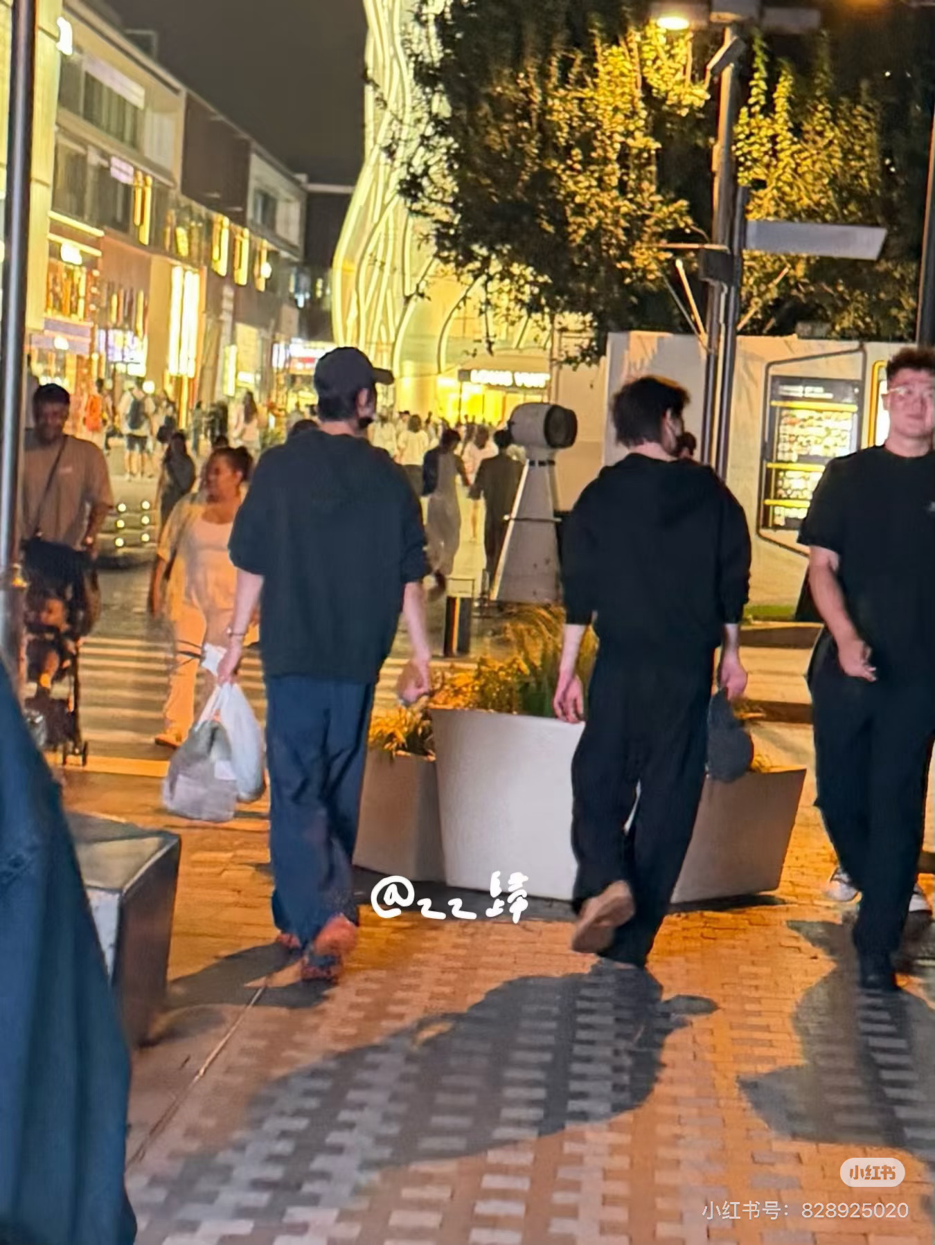 三里屯偶遇马嘉祺丁程鑫网友北京三里屯偶遇马嘉祺丁程鑫？右边一眼是小丁 左边是马哥