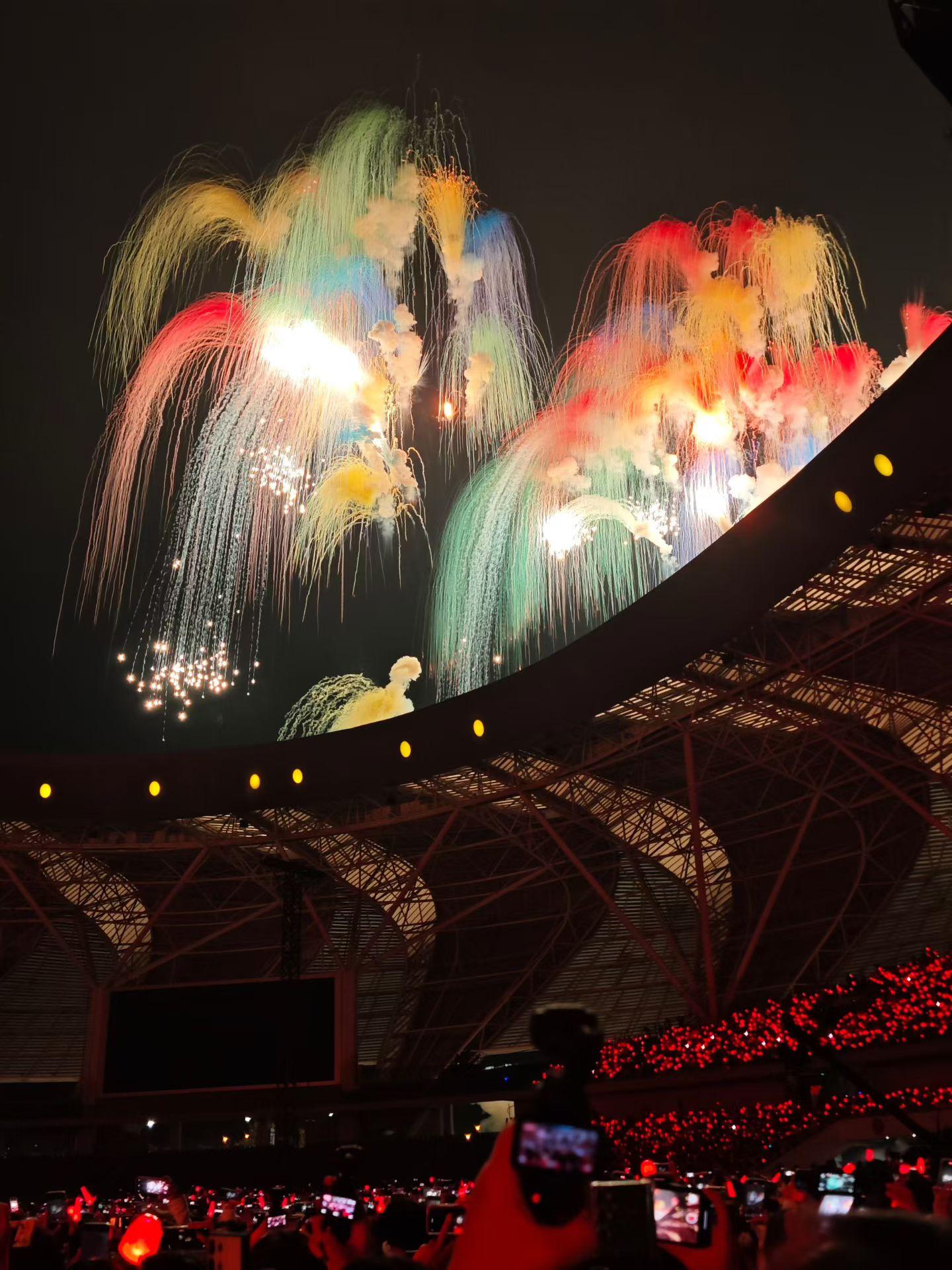 “看过同一场烟花的人，彼此就不会忘记了”