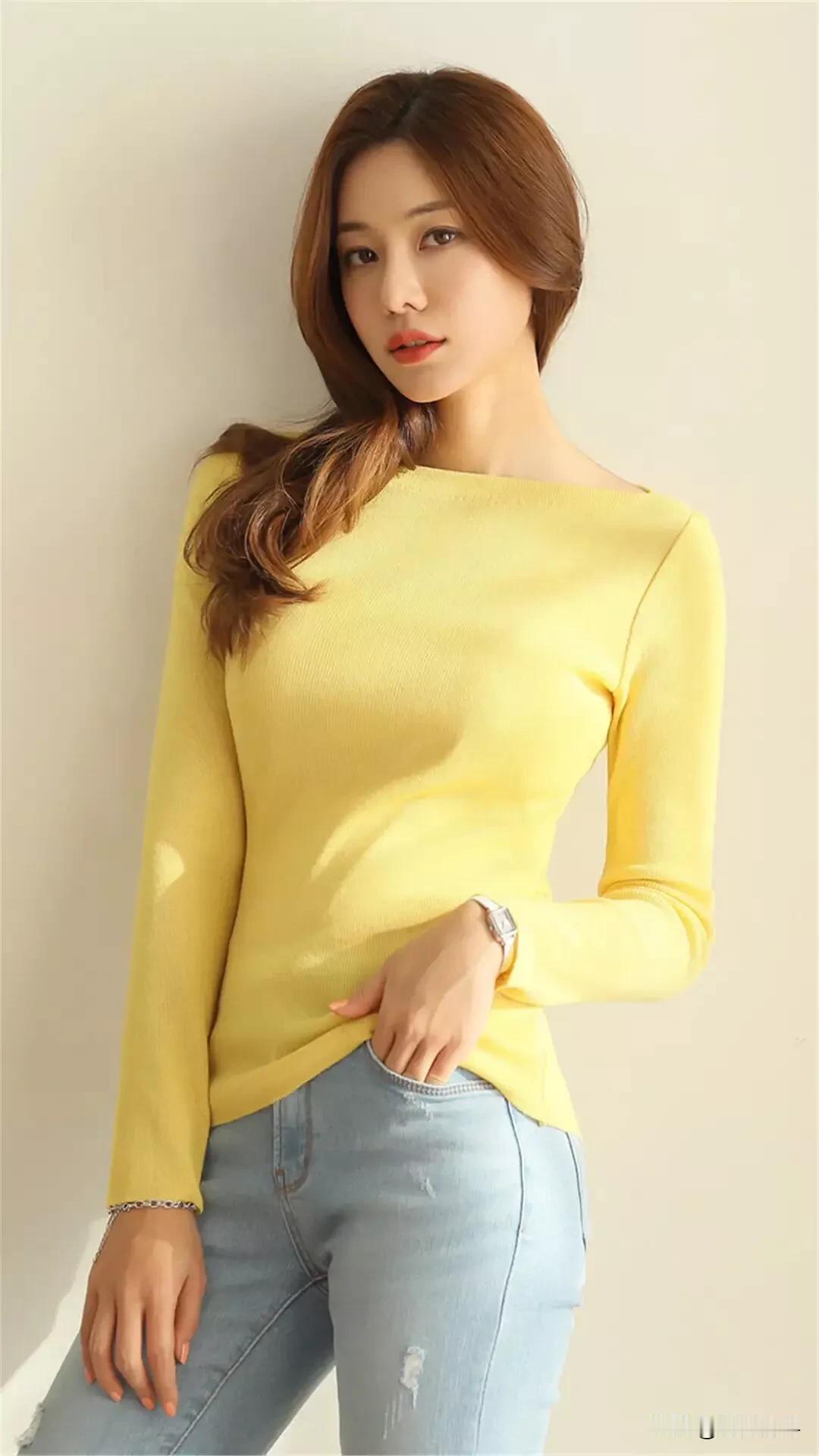 黄色毛衣搭配牛仔裤，这组合确实清新自然又简约时尚。就像李一桐现身机场时，穿的黄色