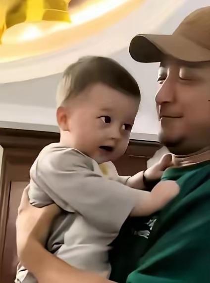 看看尼格买提怀抱里的这个孩子有几分像他？尼格买提新疆 尼格买提综艺感 倪格买提