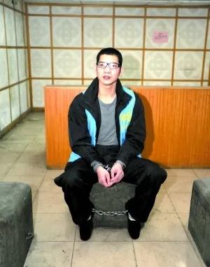 2010年，佛山看守所，死刑犯成瑞龙，留下的一张老照片，镜头中的他坐在椅子上，戴